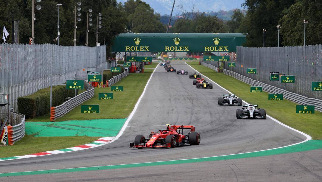 Charles Leclerc davanti a Lewis Hamilton durante lo scorso GP d'Italia a Monza, poi vinto davanti all'inglese. 