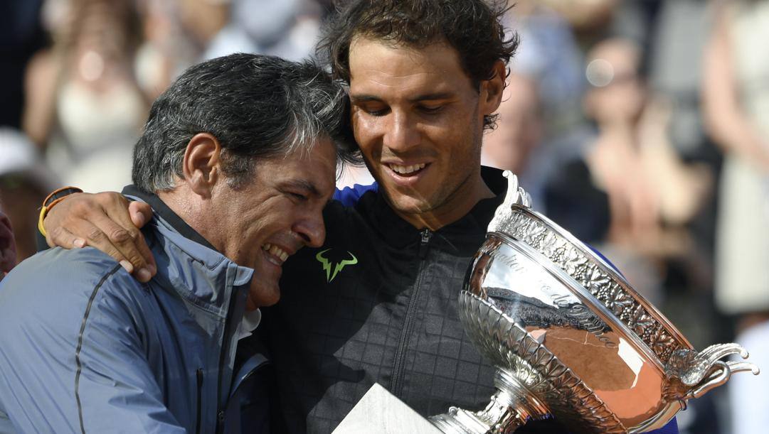 Toni Nadal, 59 anni, insieme a Rafa dopo la vittoria del Roland Garros n. 10 nel 2017 