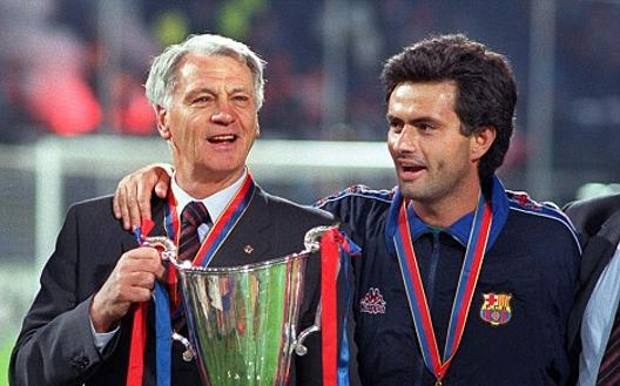 L&rsquo;inglese Bobby Robson e un giovane José Mourinho al Barcellona con la Coppa delle Coppe 1996-97 