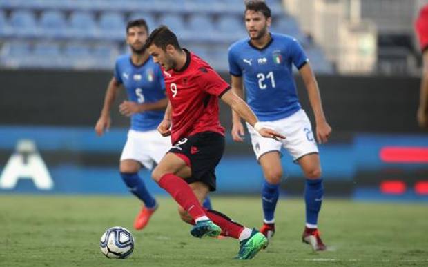 Giacomo Vrioni, 21 anni, in azione con la maglia dell&rsquo;Albania contro l&rsquo;Italia. Getty 