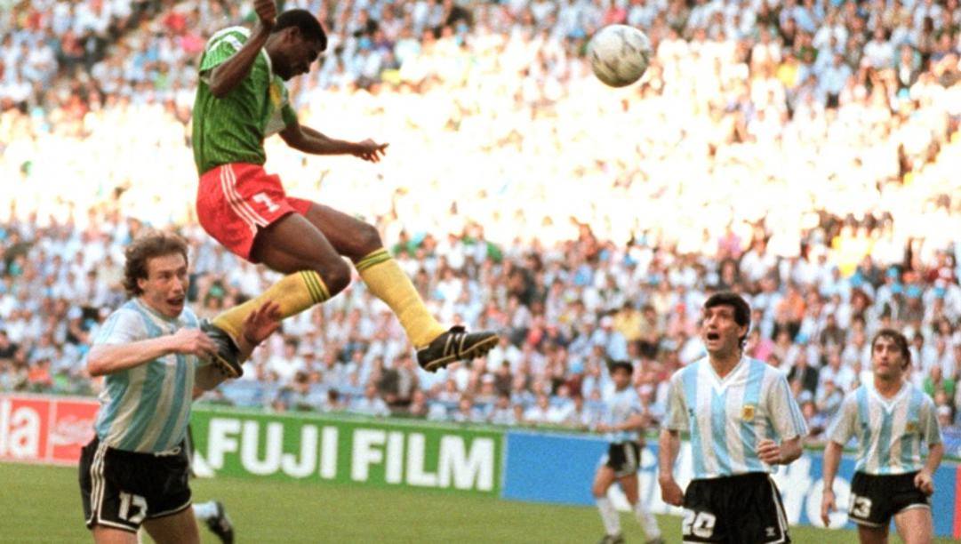 Il clamoroso stacco di Francois Omam Biyik che regalò il successo al Camerun sull'Argentina nel match inaugurale di Italia 90 