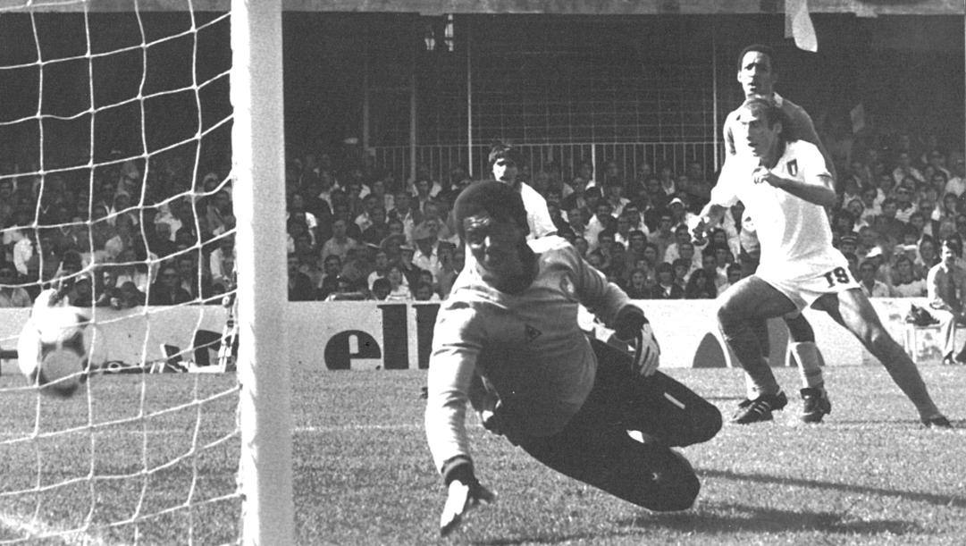 Thomas Nkono, portiere del Camerun, al Mondiale 1982 contro l'Italia. Ap 