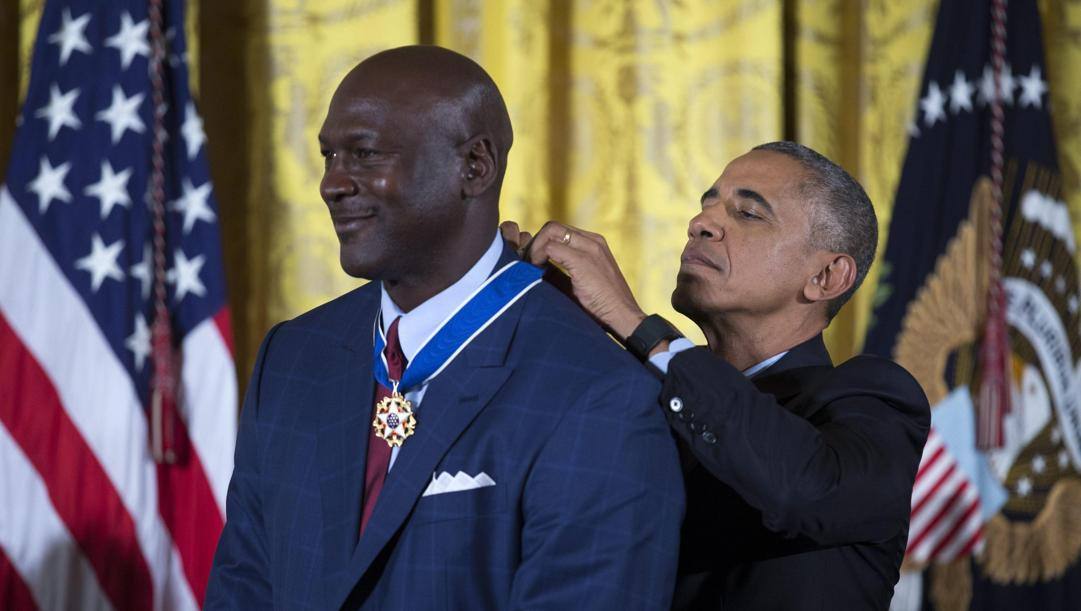 Michael Jordan riceve dal presidente Obama la Medal of Freedom, nel 2016. Epa 