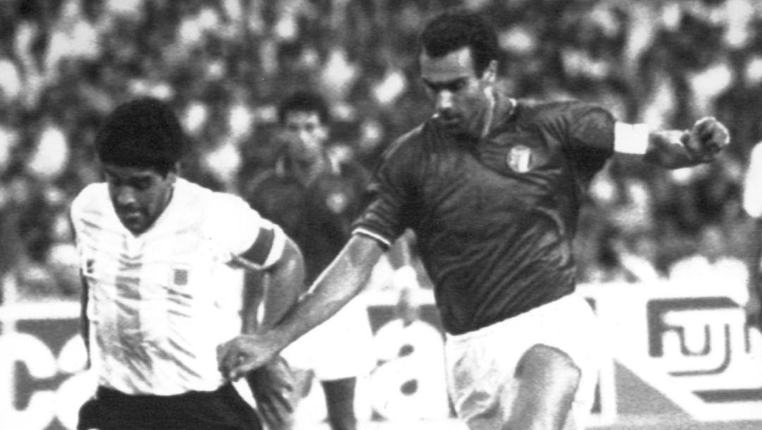 Bergomi e Maradona durante la semifinale tra Italia e Argentina nel 1990. Ap 