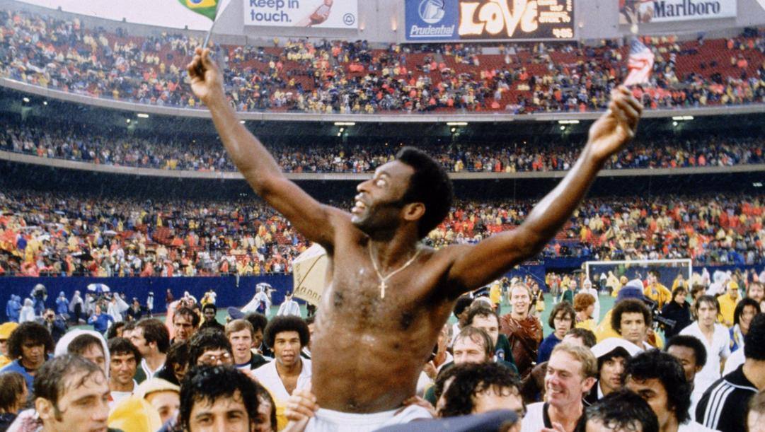 Giants Stadium, 1 ottobre 1977: l'ultima partita di Pelé. Il brasiliano disse addio al calcio in un'amichevole Cosmos-Santos. 