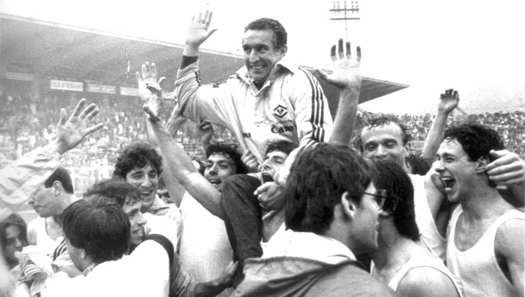 Osvaldo Bagnoli portato in trionfo dopo la conquista dello scudetto 1985. Ansa 