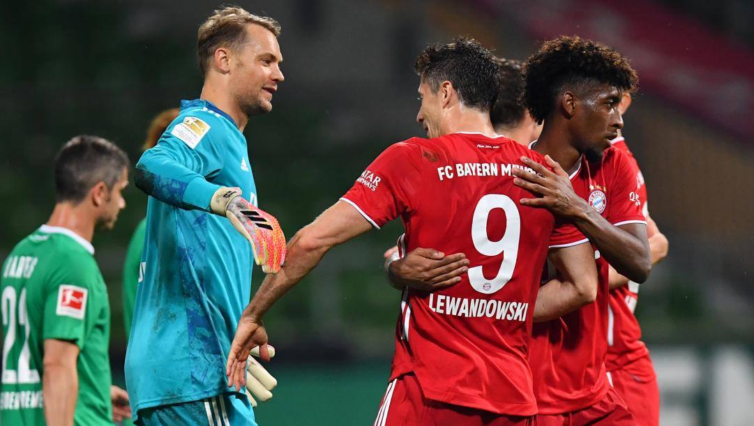 Gli abbracci tra Lewandowski e i compagni del Bayern per il trentesimo titolo. Getty Images 
