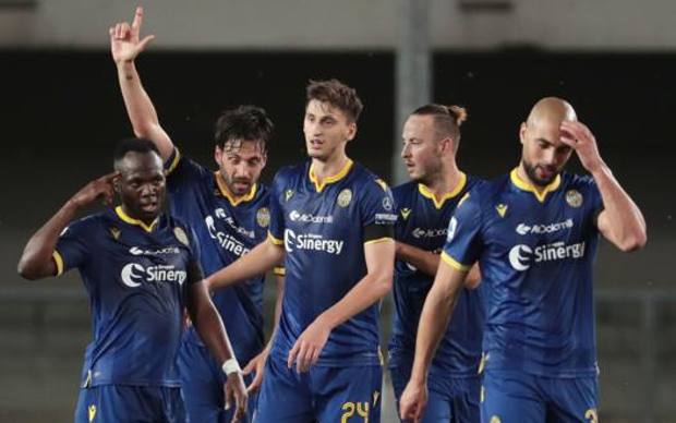 Di Carmine festeggiato al Bentegodi. Ansa Di Carmine festeggiato al Bentegodi. Ansa