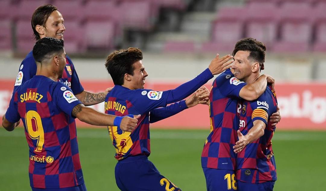 L'abbraccio dei giocatori del Barcellona a Messi dopo il 700° gol. Getty 