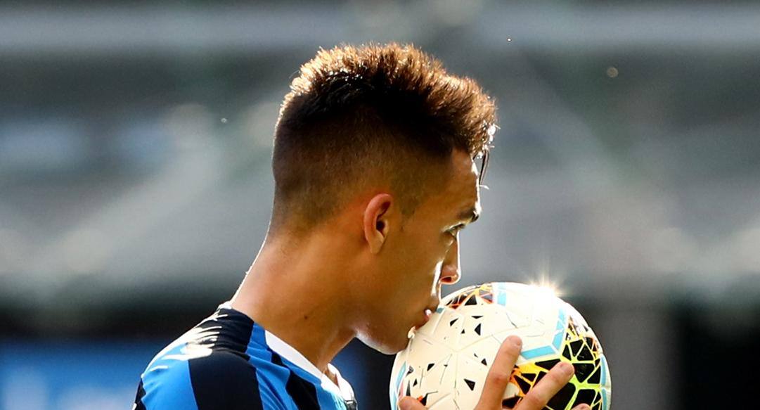Lautaro Martinez, 22, bacia il pallone prima di calciare dal dischetto col Bologna 