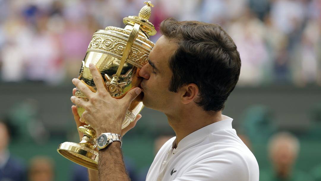 Roger Federer con l'ottava coppa di Wimbledon AP 