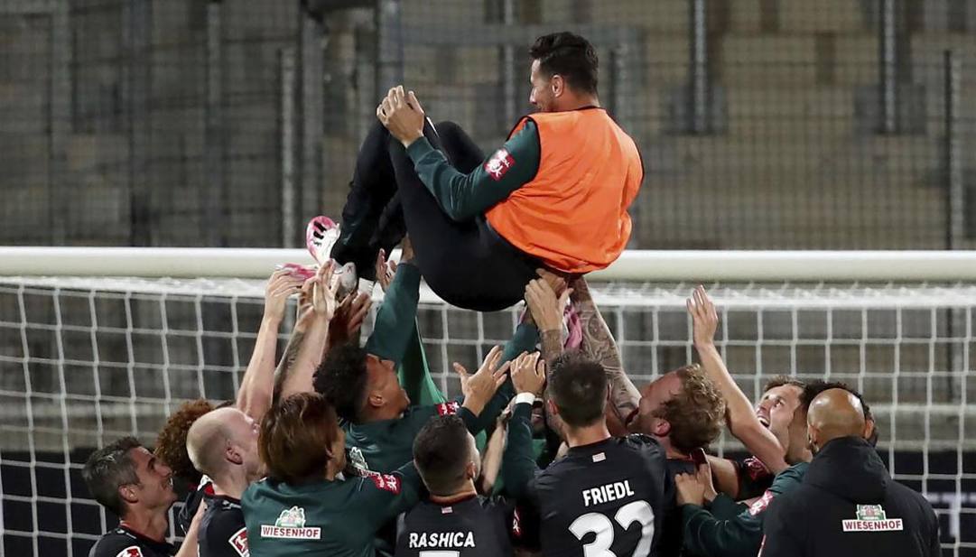 Claudio Pizarro portato in festa dopo la salvezza del Werder Brema. Lapresse 