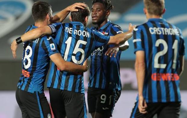 De Roon festeggiato dopo il gol del 2-1. Getty De Roon festeggiato dopo il gol del 2-1. Getty