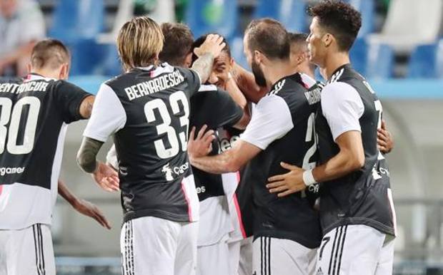 La JUve festeggia il gol di Danilo. Ansa La JUve festeggia il gol di Danilo. Ansa