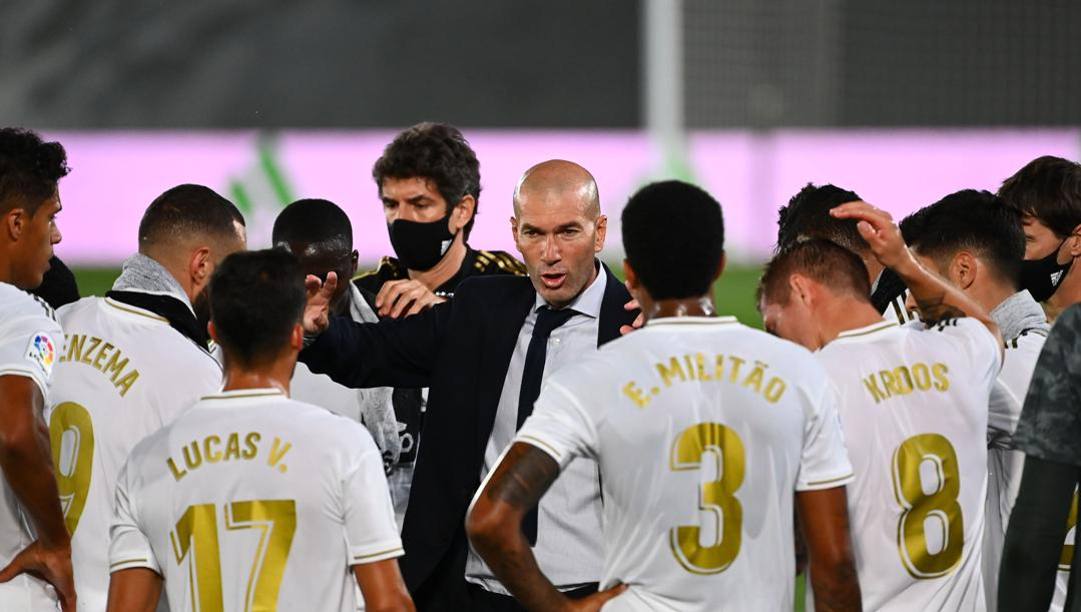 Zinedine Zidane con i giocatori del Real. Afp 
