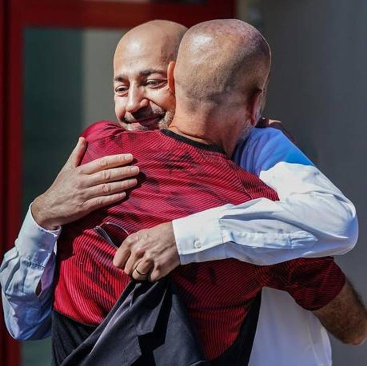  L'abbraccio tra Ivan Gazidis e Stefano Pioli a Milanello il giorno dopo la vittoria col Sassuolo. Foto da Instagram Milan  