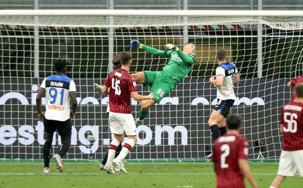 La punizione di Calhanoglu per il momentaneo vantaggio rossonero. Kulta