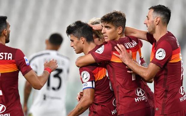 Perotti festeggiato dopo la doppietta. Getty Images Perotti festeggiato dopo la doppietta. Getty Images