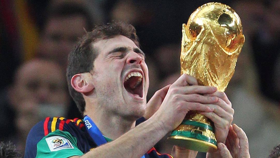 Iker Casillas con la coppa del Mondo vinta nel 2010. Epa 