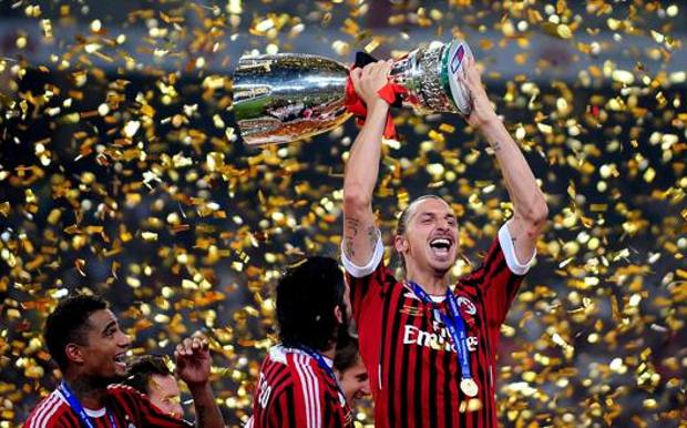 Zlatan Ibrahimovic alza al cielo la Supercoppa di Lega 2011. Afp