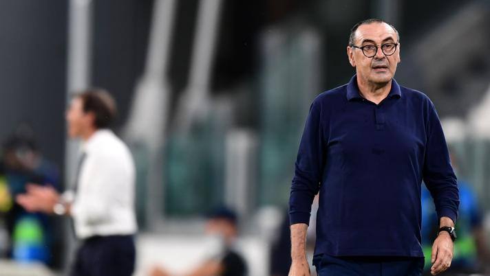 A destra Maurizio Sarri. Afp