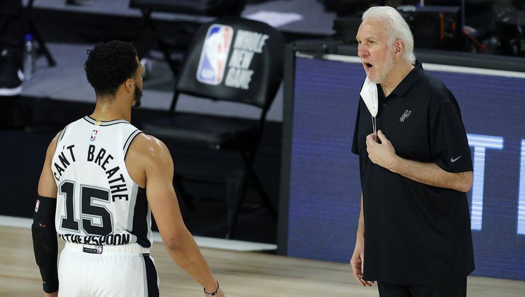 Quinndary Whiterspoon con Gregg Popovich. Afp 