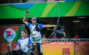 Atleta Paralimpico Tiro Con L'arco