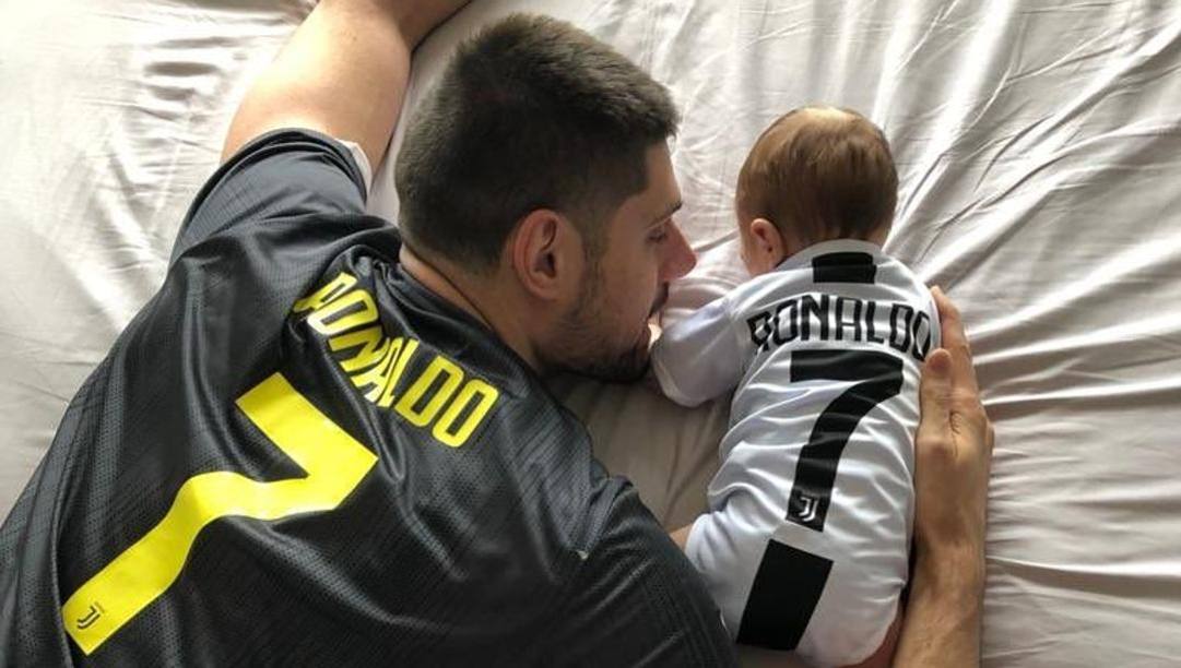 Nikola Vucevic, 29 anni, con suo figlio in uno scatto dal suo profilo Twitter: quando il tifo è un valore da tramandare