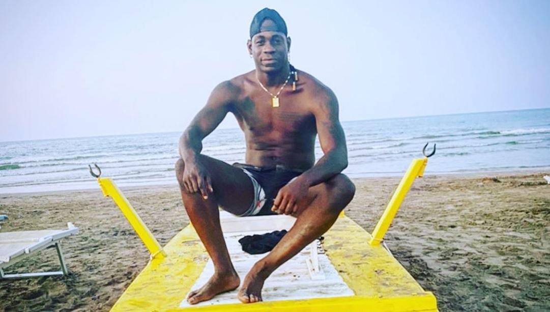 Mario Balotelli, 30 anni, solitario in spiaggia. Foto da Instagram 