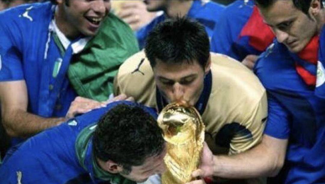Marco Amelia bacia la coppa del mondo dopo la finale di Berlino 2006 