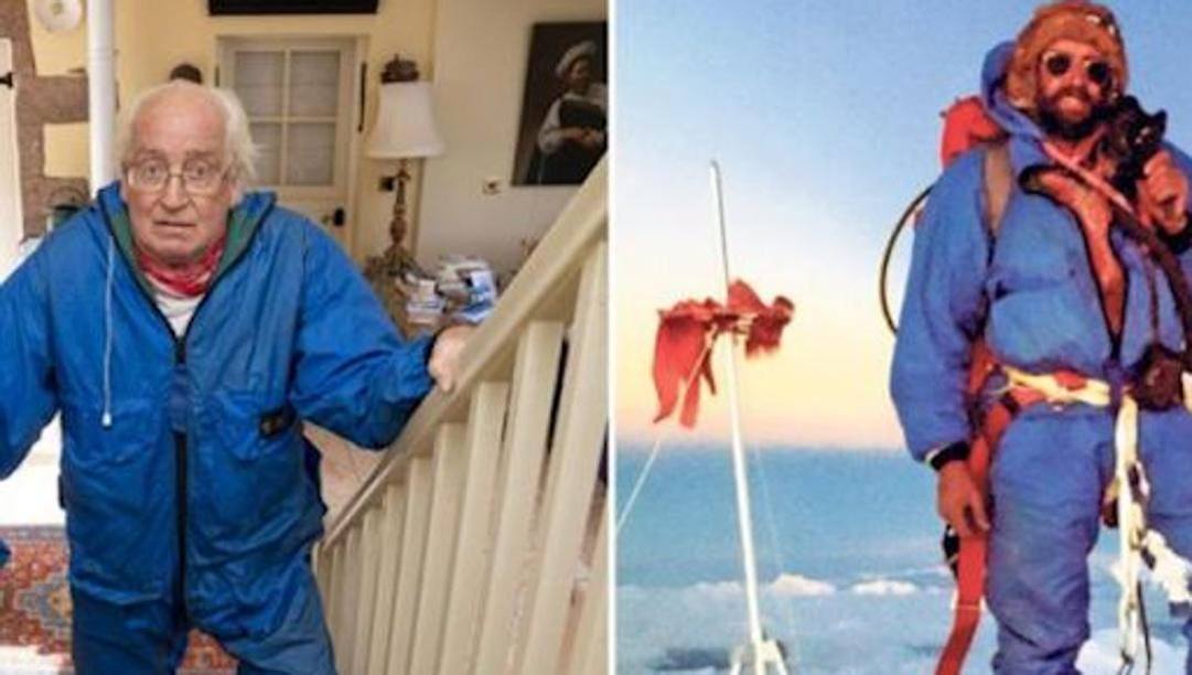 Doug Scott sulle scale di casa con la stessa tuta con cui scalò l'Everest 45 anni fa 