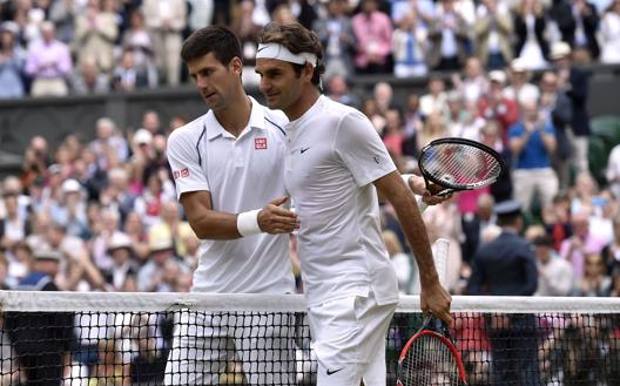 La stretta di mano finale del 2015: Federer trionfa su Djokovic. Lapresse 