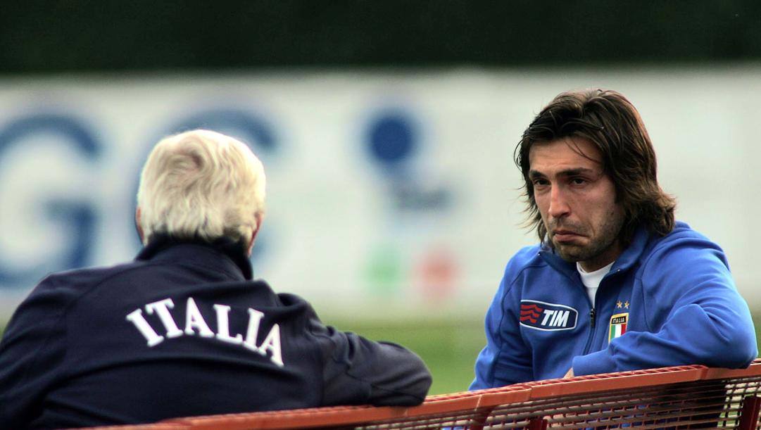Marcello Lippi, di spalle, 72 anni, con Andrea Pirlo, 41, in Nazionale. Ansa 