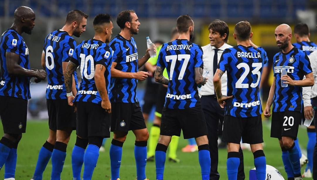 Un "huddle" di Antonio Conte circondato dai giocatori dell'Inter. Getty 