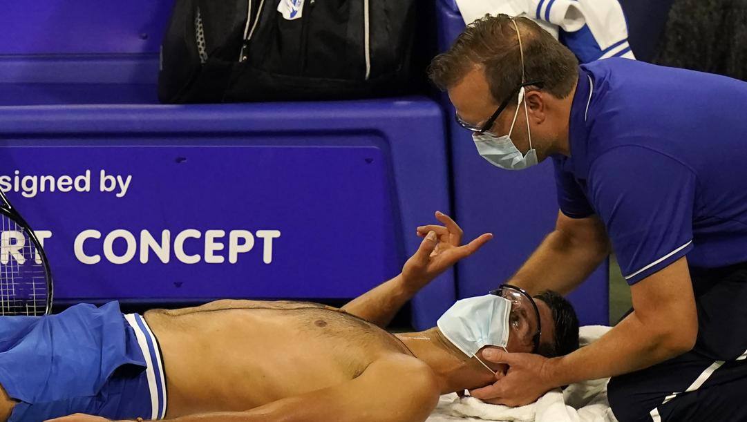 Novak Djokovic, 33 anni, soccorso durante il match. Ap 