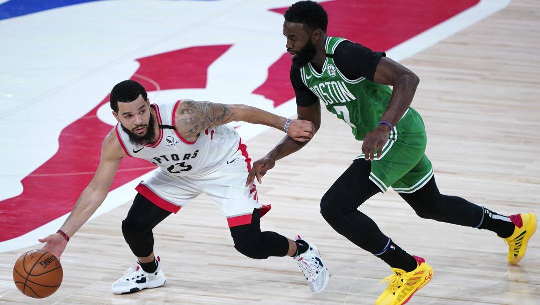 Fred VanVleet e Jaylen Brown nel Raptors-Celtics giocato dentro la bolla. LaPresse 