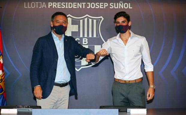 Francisco Trincao col presidente del Barça Josep Maria Bartomeu. Epa 
