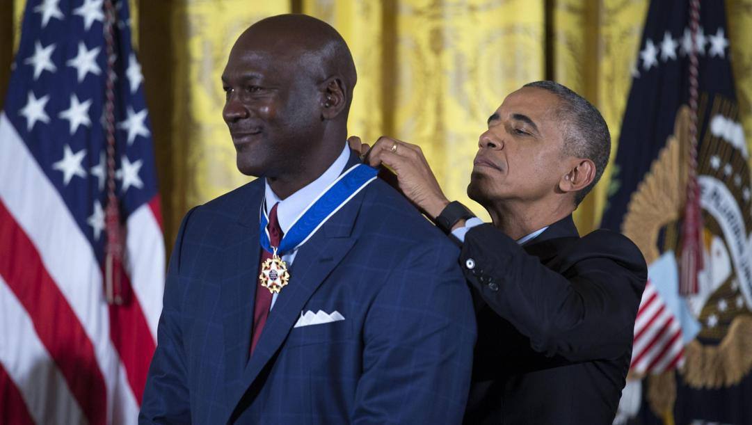 Michael Jordan ha ricevuto da Barack Obama la Medal of Freedom, una delle più alte onorificenze degli Stati Uniti. La leggenda del basket e l'ex presidente hanno entrambi avuto un ruolo nella ripartenza Nba. Epa  