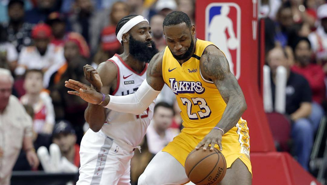 James Harden e LeBron James in un Rockets-Lakers pre Covid. Ap 