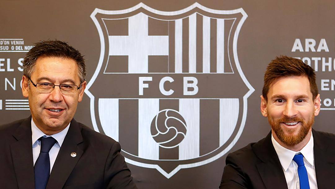Josep Maria Bartomeu, 57 anni, e Lionel Messi, 33. Afp 