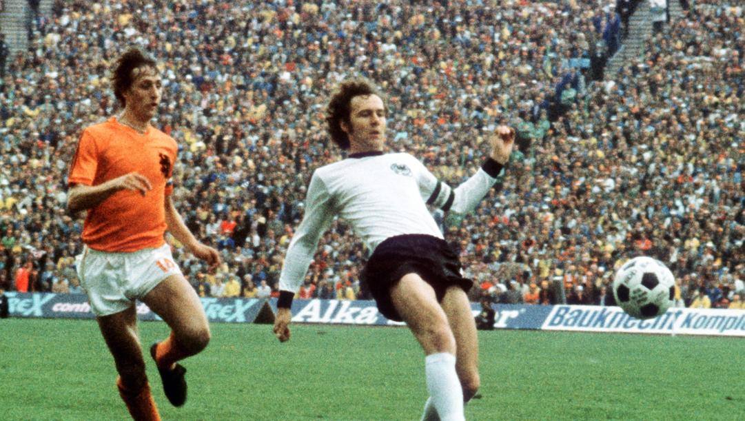 Johan Cruijf e Franz Beckenbauer nella finale mondiale del '74. Epa 