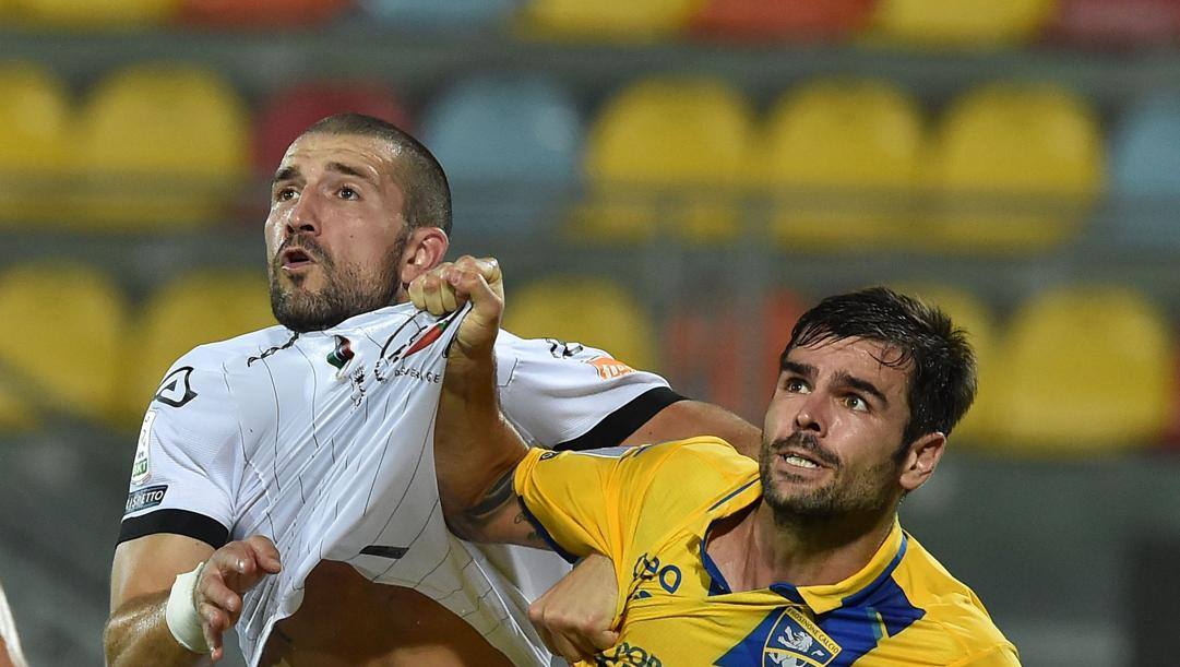 Andrej Galabinov strattonato da Brighenti del Frosinone negli ultimi playoff promozione. Getty