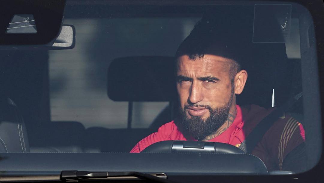 Vidal all'arrivo al centro allenamenti del Barça nei giorni scorsi. Epa