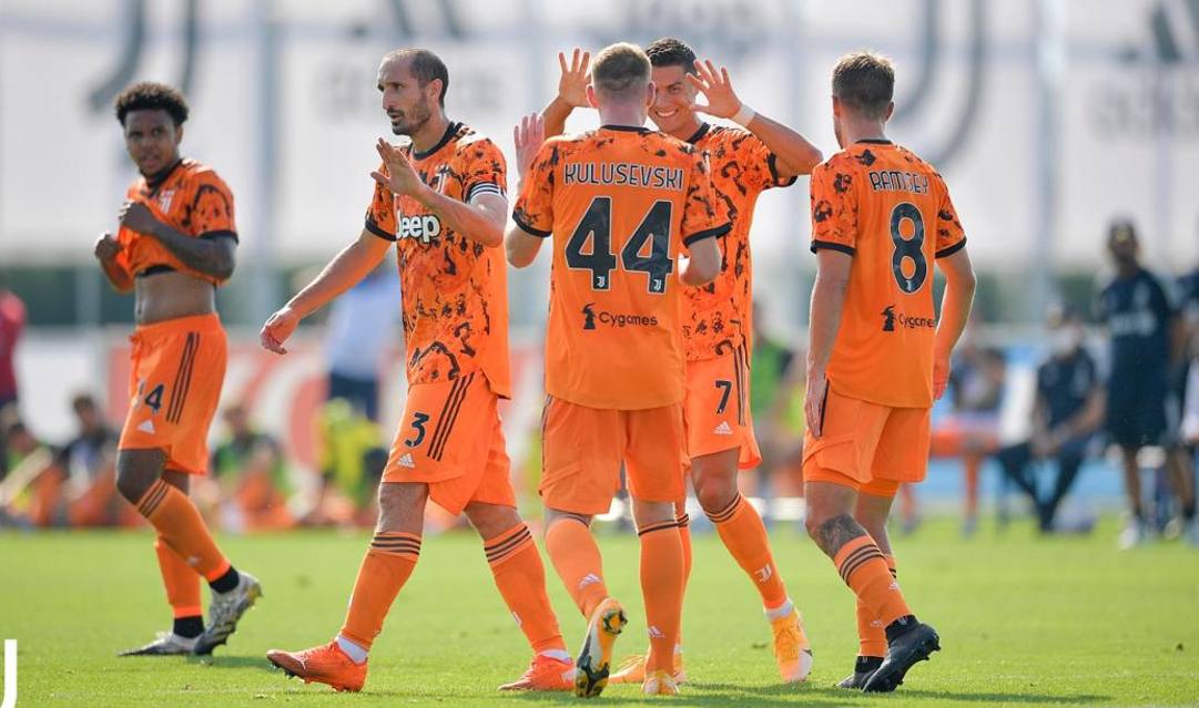 Ronaldo e Kulusevski con la nuova terza maglia. Getty