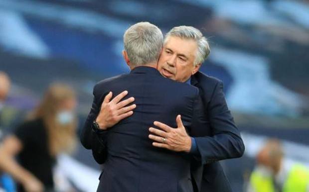 Mourinho e Ancelotti prima di Tottenham-Everton. Afp 