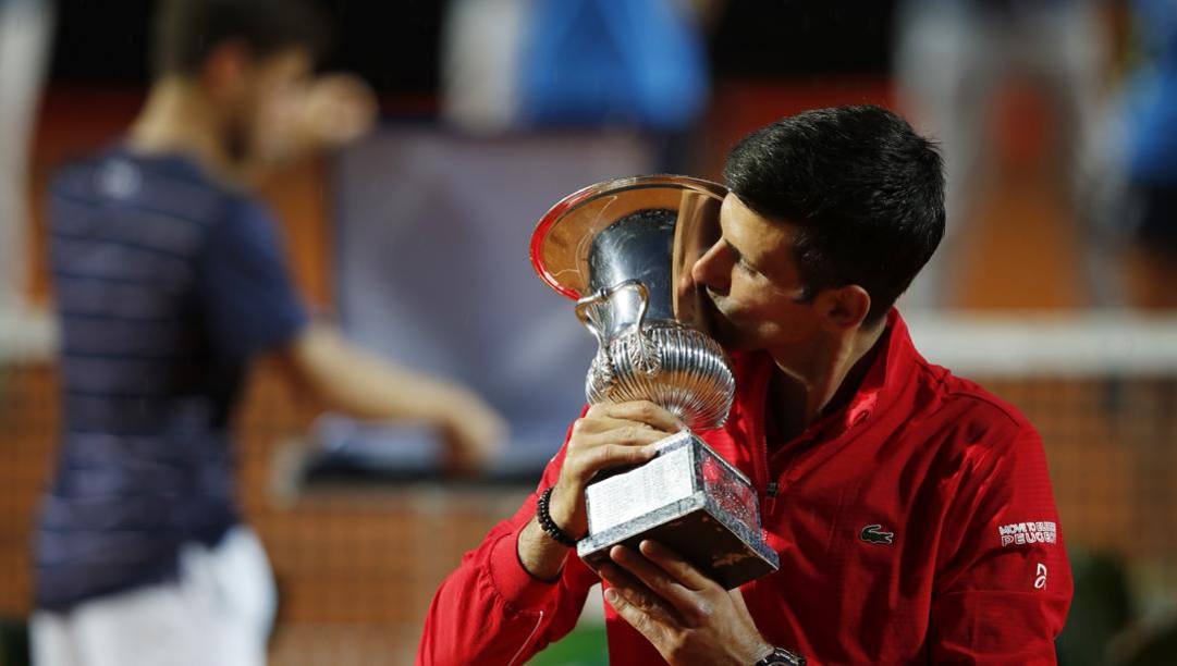 Novak Djokovic con il trofeo vinto a Roma. Getty 