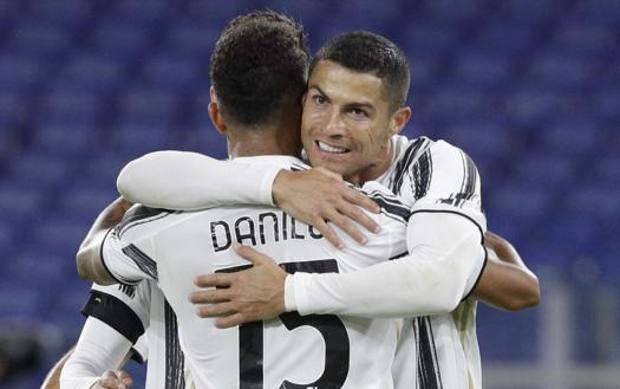 Ronaldo abbraccia Danilo dopo il 2-2. Ap 
