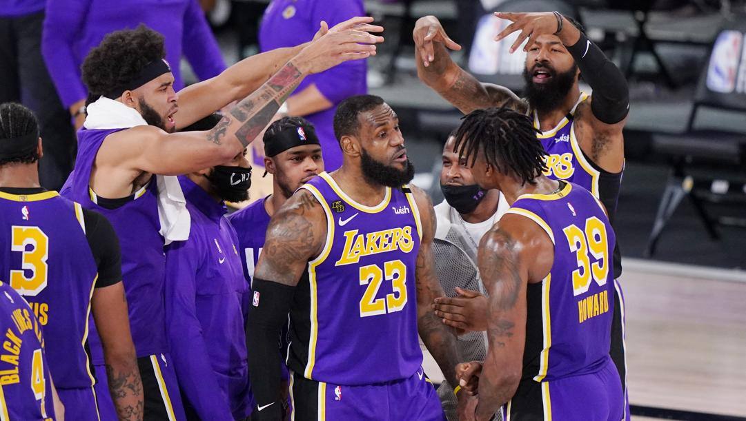 L'esultanza dei Lakers con al centro LeBron James. Ap 
