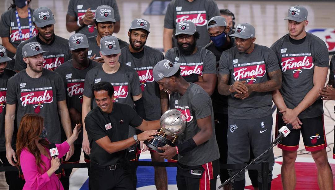 Erik Spoelstra e Bam Adebayo col trofeo della Eastern Conference, circondati dal resto dei Miami Heat. Ap 