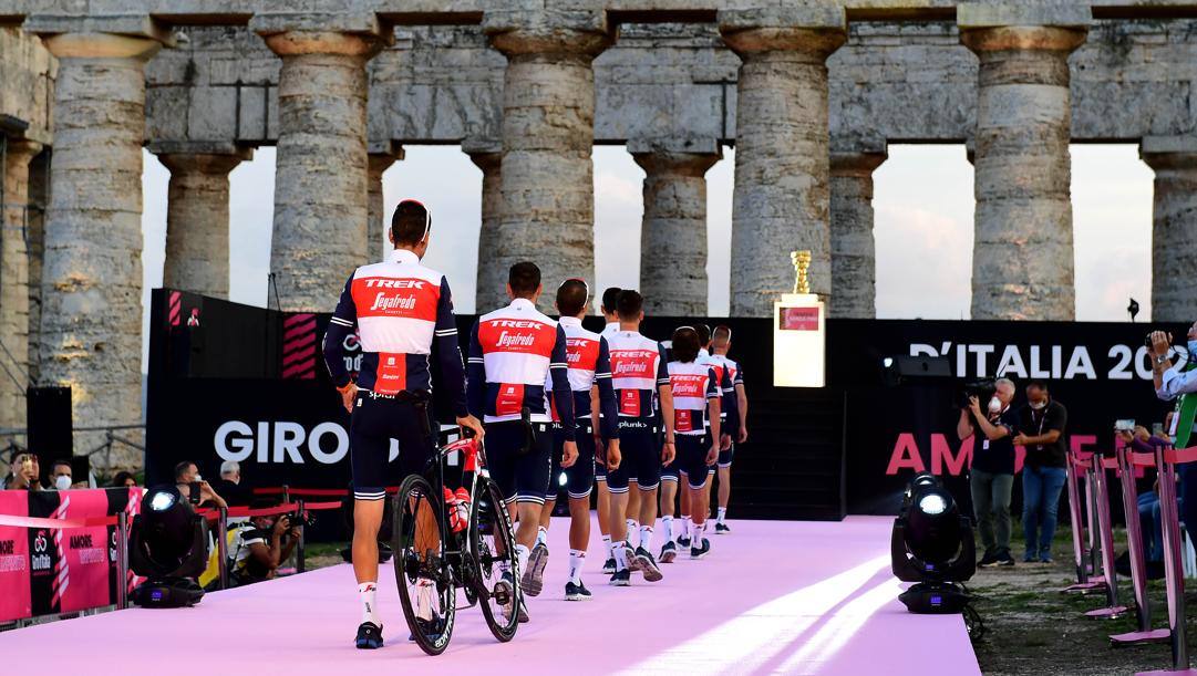 La squadra di Vincenzo Nibali, la Trek-Segafredo, in fila alla presentazione del Giro d'Italia, nello scenario del tempio di Segesta. LaPresse  